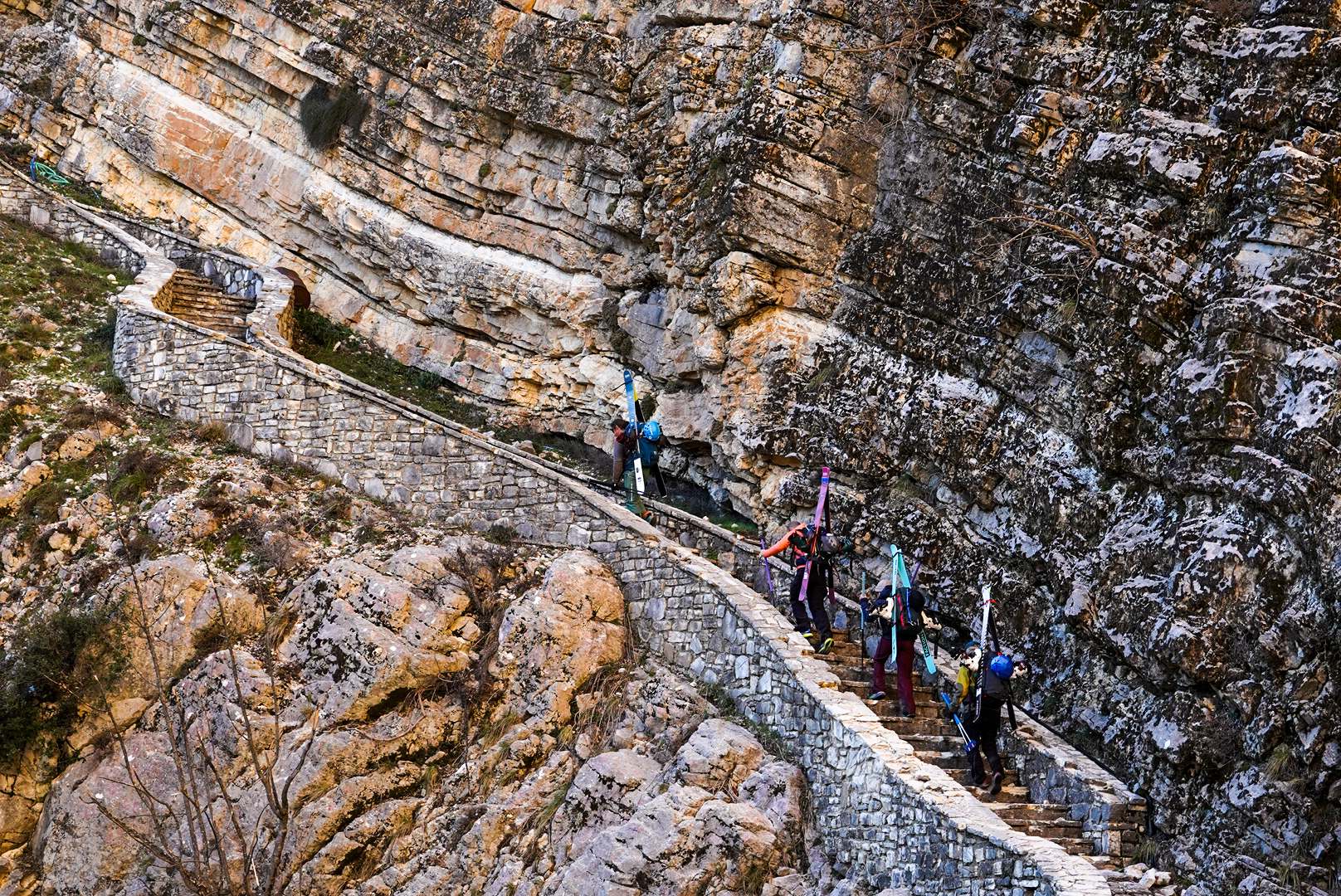 Passage sur escalier de pierre, tzoumerka — secteur theodoriana, lors d’une itinérance à ski en Grèce.